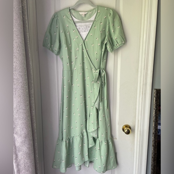 Spring/Summer Coquette wrap dress with white flowers. - Picture 2 of 5